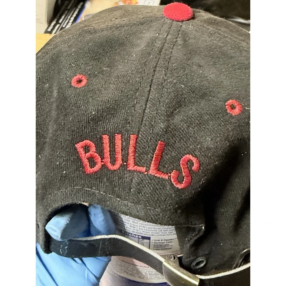 Vintage Chicago Bulls Snapback Official NBA Licensed Hat Black w/ Red‎ Bill